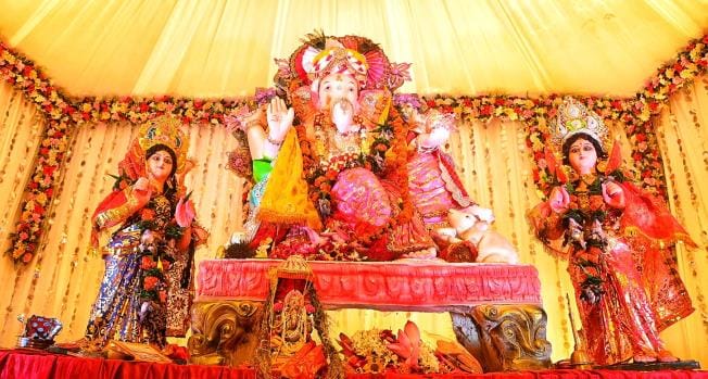बृहस्पतिवार को शहर के पंडालों में भक्तिभाव और उमंग का अद्भुत संगम देखने को मिला। बृहस्पतिवार को शहर के पंडालों में भक्तिभाव और उमंग का अद्भुत संगम देखने को मिला।