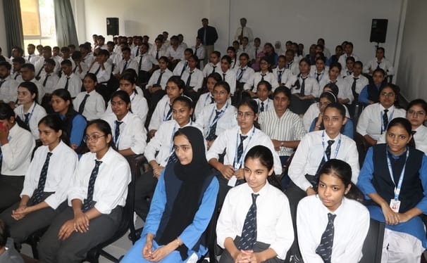 बिजनौर में विवेक यूनिवर्सिटी अमर उजाला फाउंडेशन की ओर से आयोजित पुलिस की पाठशाला को संबोधित कर