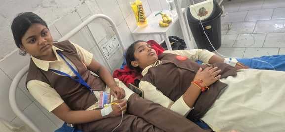 बिलारी सीएचसी में भर्ती अटल विद्यालय की छात्राओं दीपा और रिंकी जांच करतीं चिकित्साधिकारी-संवा