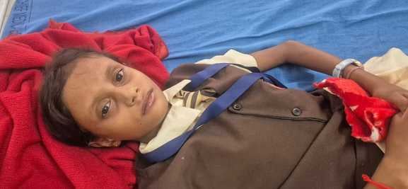 बिलारी सीएचसी में भर्ती अटल विद्यालय की छात्राओं दीपा और रिंकी जांच करतीं चिकित्साधिकारी-संवा