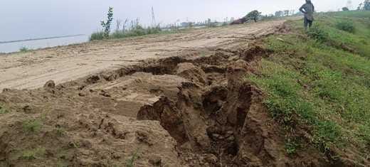 बारिश में क्षतिग्रस्त तटबंध स्रोत संवाद बारिश में क्षतिग्रस्त तटबंध स्रोत संवाद