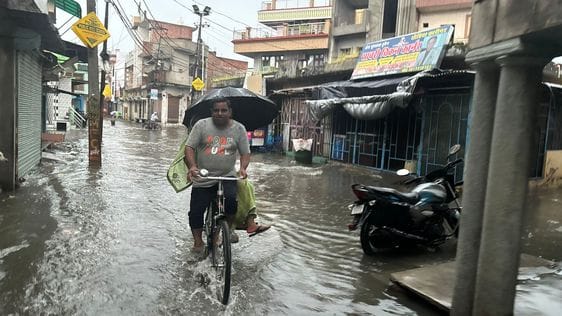 बारिश से तालाब बनीं शहर की मुख्य बाजार की सड़कें संवाद
