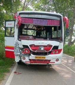 बस व ट्राले की टक्कर लगने के बाद क्षतिग्रस्त बस। जागरूक पाठक बस व ट्राले की टक्कर लगने के बाद क्षतिग्रस्त बस। जागरूक पाठक