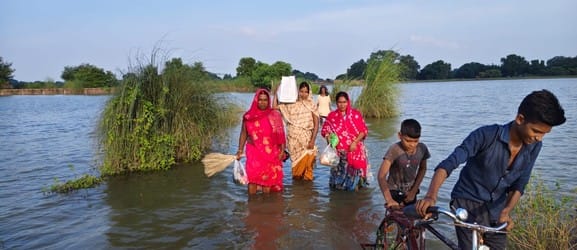 बाढ़ के पानी से घिरे दुबहर थाना परिसर में सीज किए गए वाहन।संवाद बाढ़ के पानी से घिरे दुबहर थाना परिसर में सीज किए गए वाहन।संवाद
