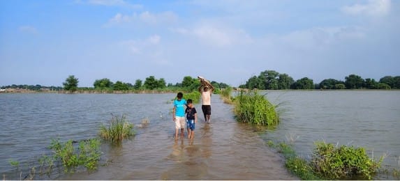 बाढ़ के पानी से घिरे दुबहर थाना परिसर में सीज किए गए वाहन।संवाद बाढ़ के पानी से घिरे दुबहर थाना परिसर में सीज किए गए वाहन।संवाद