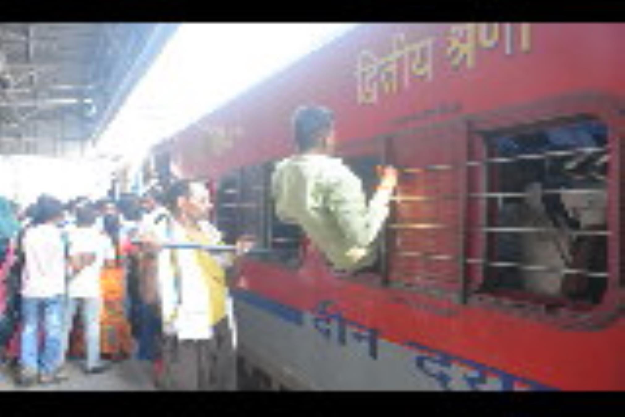 चारबाग रेलवे स्टेशन पर जम्मू की ओर जाने वाली ट्रेनों के लिए बृहस्पतिवार को दी काफी भीड़भाड़। 