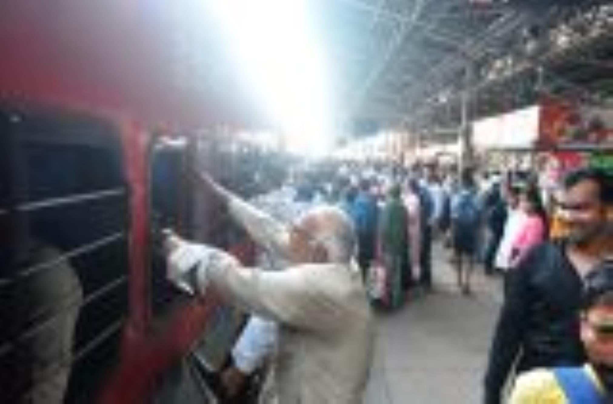 चारबाग रेलवे स्टेशन पर जम्मू की ओर जाने वाली ट्रेनों के लिए बृहस्पतिवार को दी काफी भीड़भाड़। 