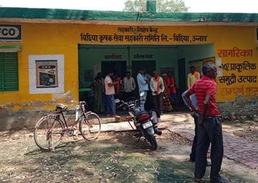 फोटो-31-सीमऊ समिति में खाद के लिए पहुंचे किसानों को समझाते पुलिस कर्मी। संवाद फोटो-31-सीमऊ समिति में खाद के लिए पहुंचे किसानों को समझाते पुलिस कर्मी। संवाद