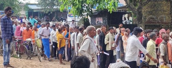 फोटो-31-सीमऊ समिति में खाद के लिए पहुंचे किसानों को समझाते पुलिस कर्मी। संवाद फोटो-31-सीमऊ समिति में खाद के लिए पहुंचे किसानों को समझाते पुलिस कर्मी। संवाद