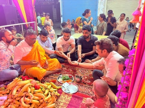 -फोटो 53 : गणपति धाम में गणेश जी की पूजा अर्चना कर लौटते श्रद्धालु। संंवाद -फोटो 53 : गणपति धाम में गणेश जी की पूजा अर्चना कर लौटते श्रद्धालु। संंवाद