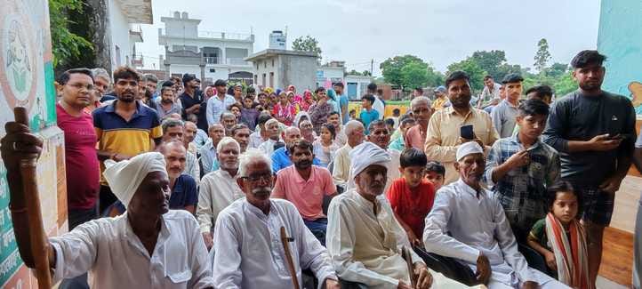 ग्राम पंचायत भवन पर ग्रामीणों से बातचीत करते जवान आदेश कुमार स्रोत संवाद