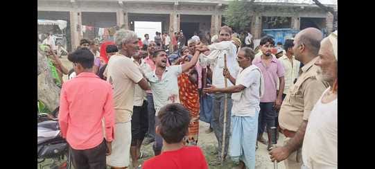 घटनास्थल पर खड़ी लेखपाल की क्षतिग्रस्त गाड़ी। संवाद