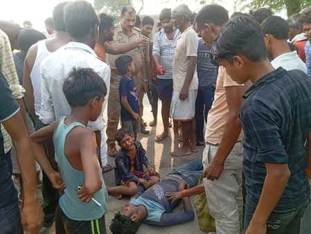 घटनास्थल पर खड़ी लेखपाल की क्षतिग्रस्त गाड़ी। संवाद