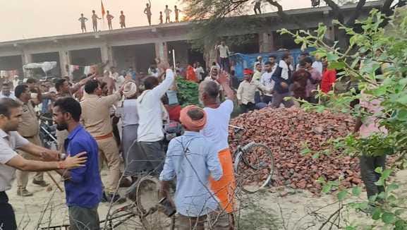 घटनास्थल पर खड़ी लेखपाल की क्षतिग्रस्त गाड़ी। संवाद