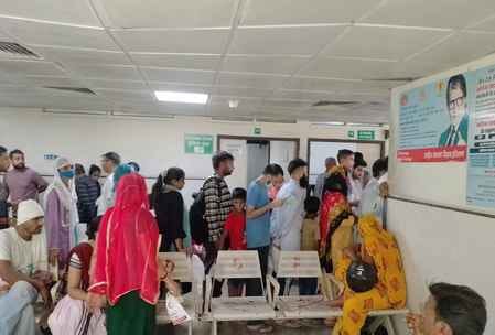 जिला नागरिक अस्पताल में सामूहिक उपवास पर बैठे चिकित्सक व स्टाफ सदस्य। संवाद जिला नागरिक अस्पताल में सामूहिक उपवास पर बैठे चिकित्सक व स्टाफ सदस्य। संवाद