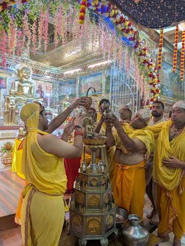 जैन मंदिरों में धूमधाम से मनाया जा रहा दशलक्षण पर्व। स्वयं