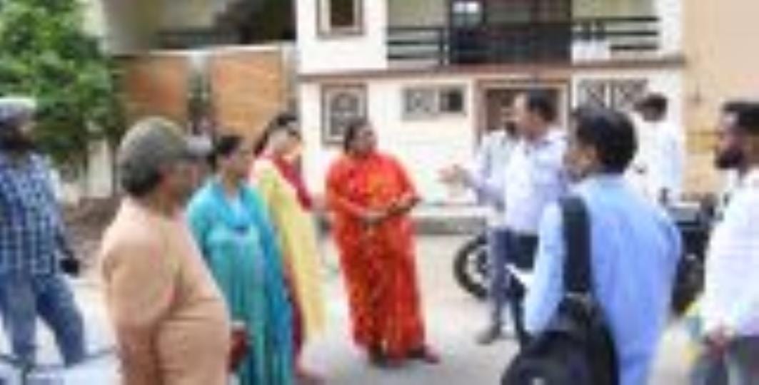जानकापुरम सेक्टर-8 में 12 वर्ष की बच्ची के मौत के बाद सफाई, दवा छिड़काव के साथ हुआ दवा वितरण। जानकापुरम सेक्टर-8 में 12 वर्ष की बच्ची के मौत के बाद सफाई, दवा छिड़काव के साथ हुआ दवा वितरण।