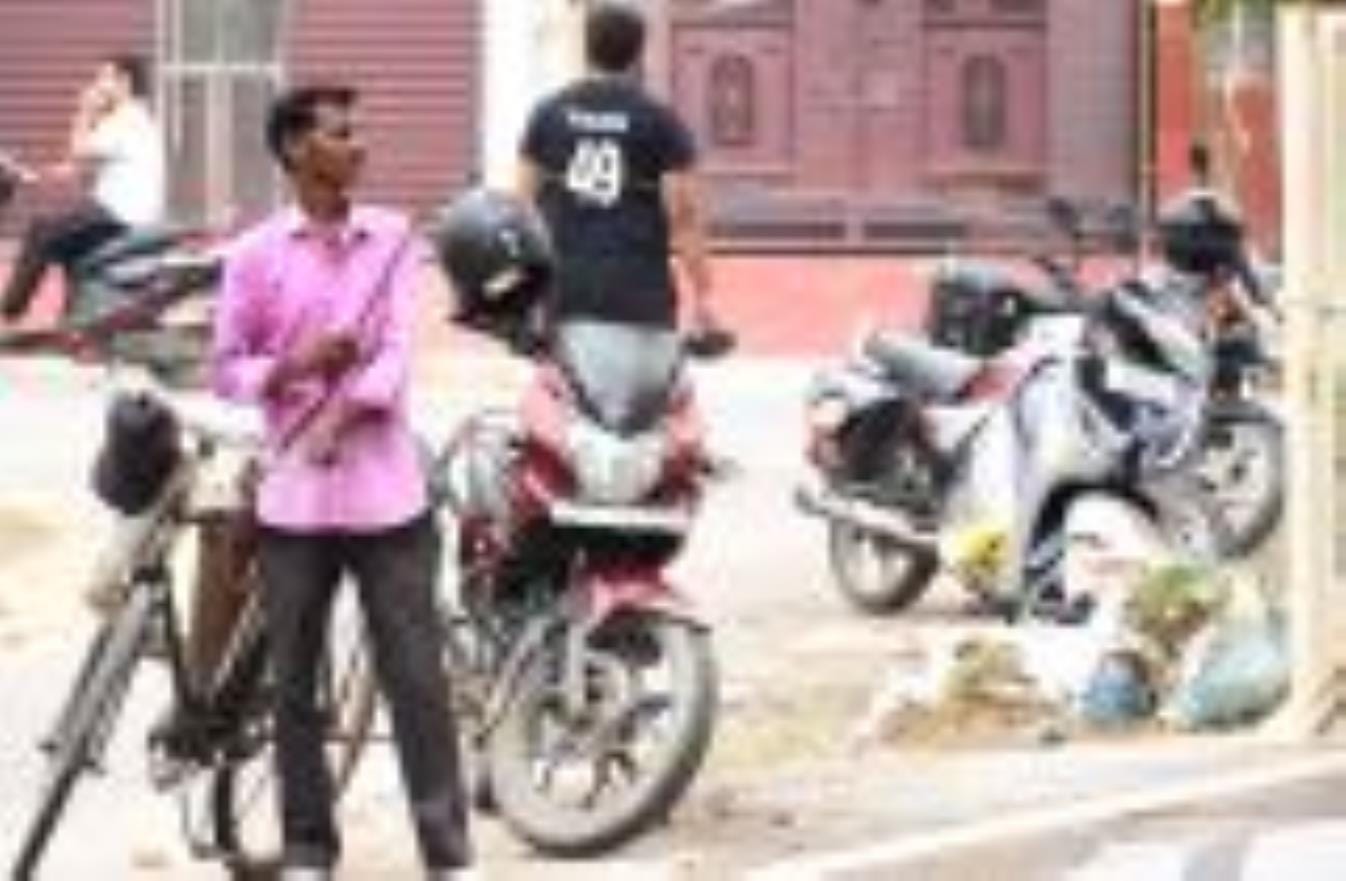जानकापुरम सेक्टर-8 में 12 वर्ष की बच्ची के मौत के बाद सफाई, दवा छिड़काव के साथ हुआ दवा वितरण। जानकापुरम सेक्टर-8 में 12 वर्ष की बच्ची के मौत के बाद सफाई, दवा छिड़काव के साथ हुआ दवा वितरण।