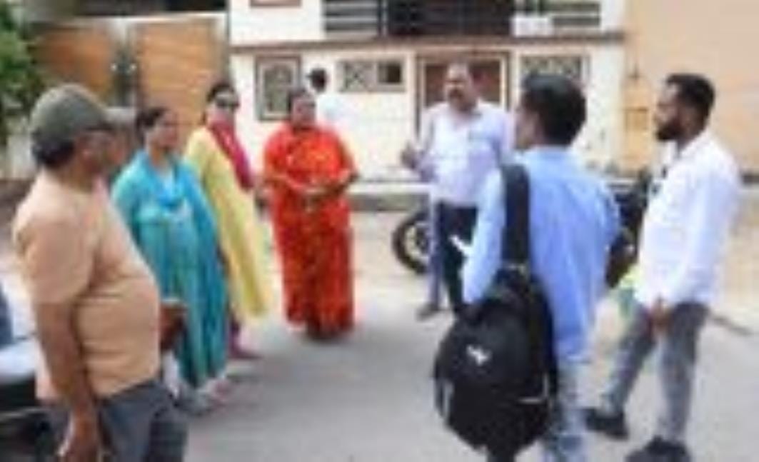 जानकापुरम सेक्टर-8 में 12 वर्ष की बच्ची के मौत के बाद सफाई, दवा छिड़काव के साथ हुआ दवा वितरण। जानकापुरम सेक्टर-8 में 12 वर्ष की बच्ची के मौत के बाद सफाई, दवा छिड़काव के साथ हुआ दवा वितरण।