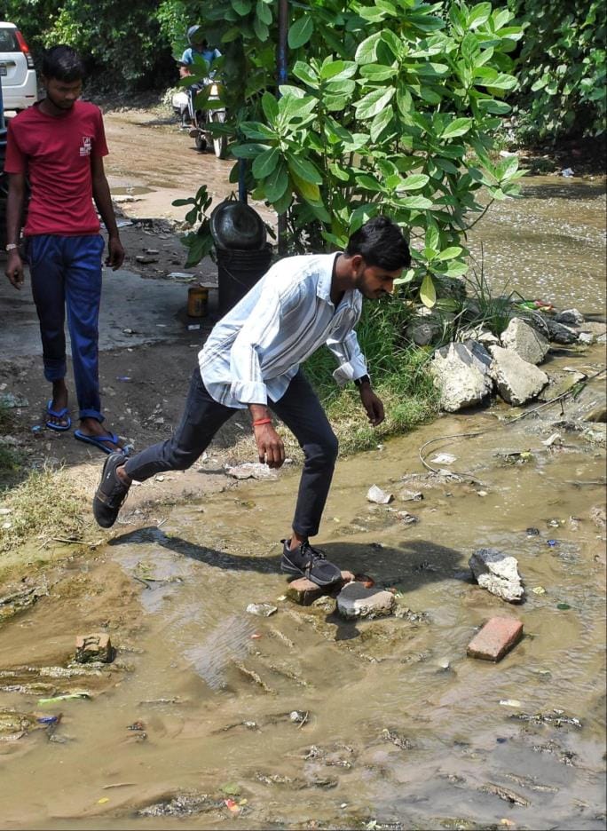 जानकीपुरम विस्तार में लोधी चौराहे के पास सड़क पर जमा सीवर के पानी से लोगों का निकलना तक दूभर है जानकीपुरम विस्तार में लोधी चौराहे के पास सड़क पर जमा सीवर के पानी से लोगों का निकलना तक दूभर है