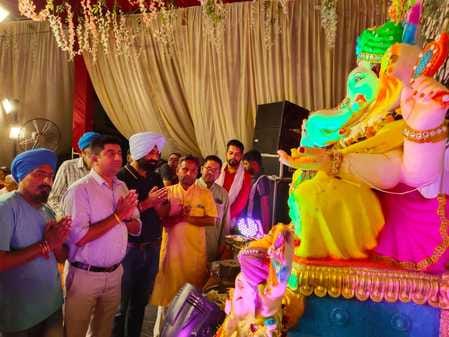 कुरुक्षेत्र। भगवान गणपति की आरती करते श्रद्धालु। संवाद कुरुक्षेत्र। भगवान गणपति की आरती करते श्रद्धालु। संवाद