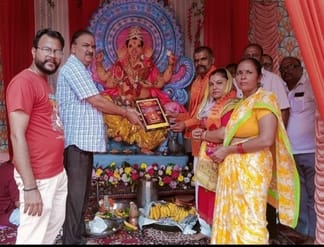 कादराबाद के शिव मंदिर में गणपति की पूजा अर्चना करते श्रद्धालु। संवाद कादराबाद के शिव मंदिर में गणपति की पूजा अर्चना करते श्रद्धालु। संवाद