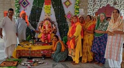 कादराबाद के शिव मंदिर में गणपति की पूजा अर्चना करते श्रद्धालु। संवाद कादराबाद के शिव मंदिर में गणपति की पूजा अर्चना करते श्रद्धालु। संवाद