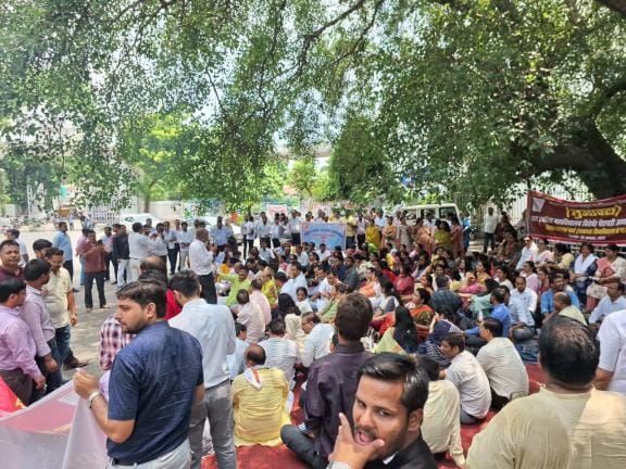 लखनऊ विश्वविद्यालय से संबद्ध कॉलेजों के शिक्षकों ने पीएचडी कराने का अधिकार दिए जाने की मांग कर 