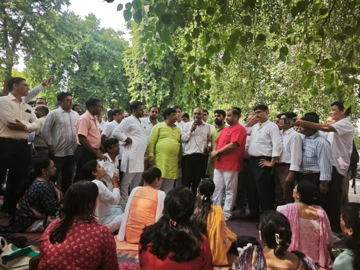 लखनऊ विश्वविद्यालय से संबद्ध कॉलेजों के शिक्षकों ने पीएचडी कराने का अधिकार दिए जाने की मांग कर 