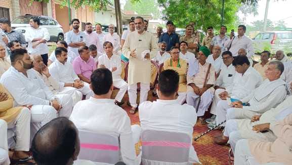 मलिकपुरा में सचिन और गौरव को श्रद्धांजलि अर्पित करते पूर्व केंद्रीय राज्य मंत्री सहित पूर्व विध मलिकपुरा में सचिन और गौरव को श्रद्धांजलि अर्पित करते पूर्व केंद्रीय राज्य मंत्री सहित पूर्व विध