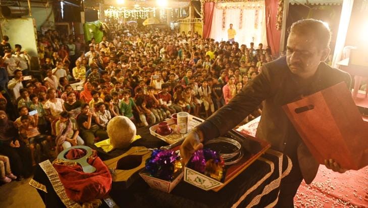 मवैया चौराहे किनारे बने पंडाल में गणेशोत्सव के दूसरे दिन जादूगरों ने शो दिखाकर बच्चों का मनोरंज मवैया चौराहे किनारे बने पंडाल में गणेशोत्सव के दूसरे दिन जादूगरों ने शो दिखाकर बच्चों का मनोरंज