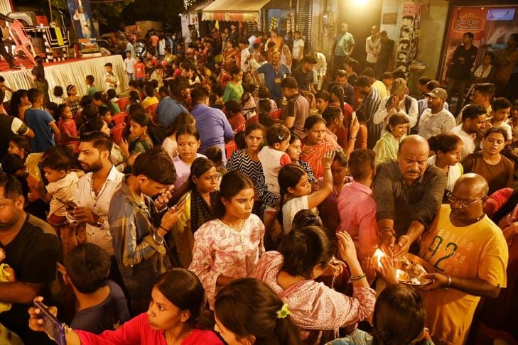 मवैया चौराहे किनारे बने पंडाल में गणेशोत्सव के दूसरे दिन जादूगरों ने शो दिखाकर बच्चों का मनोरंज मवैया चौराहे किनारे बने पंडाल में गणेशोत्सव के दूसरे दिन जादूगरों ने शो दिखाकर बच्चों का मनोरंज