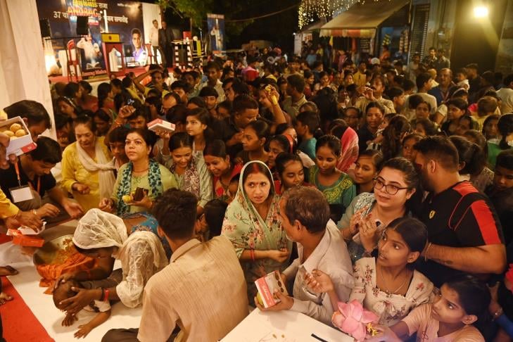 मवैया चौराहे किनारे बने पंडाल में गणेशोत्सव के दूसरे दिन जादूगरों ने शो दिखाकर बच्चों का मनोरंज मवैया चौराहे किनारे बने पंडाल में गणेशोत्सव के दूसरे दिन जादूगरों ने शो दिखाकर बच्चों का मनोरंज