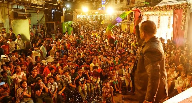 मवैया चौराहे किनारे बने पंडाल में गणेशोत्सव के दूसरे दिन जादूगरों ने शो दिखाकर बच्चों का मनोरंज मवैया चौराहे किनारे बने पंडाल में गणेशोत्सव के दूसरे दिन जादूगरों ने शो दिखाकर बच्चों का मनोरंज