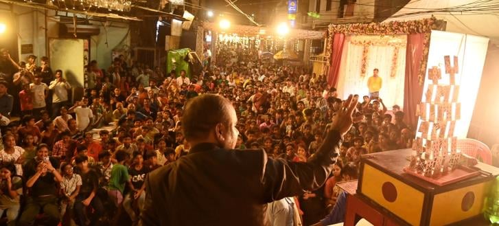 मवैया चौराहे किनारे बने पंडाल में गणेशोत्सव के दूसरे दिन जादूगरों ने शो दिखाकर बच्चों का मनोरंज मवैया चौराहे किनारे बने पंडाल में गणेशोत्सव के दूसरे दिन जादूगरों ने शो दिखाकर बच्चों का मनोरंज
