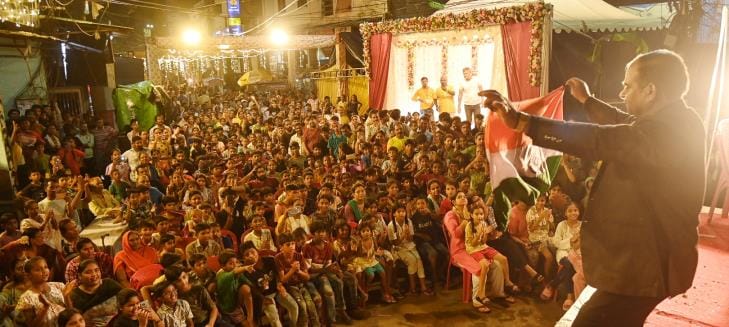 मवैया चौराहे किनारे बने पंडाल में गणेशोत्सव के दूसरे दिन जादूगरों ने शो दिखाकर बच्चों का मनोरंज मवैया चौराहे किनारे बने पंडाल में गणेशोत्सव के दूसरे दिन जादूगरों ने शो दिखाकर बच्चों का मनोरंज