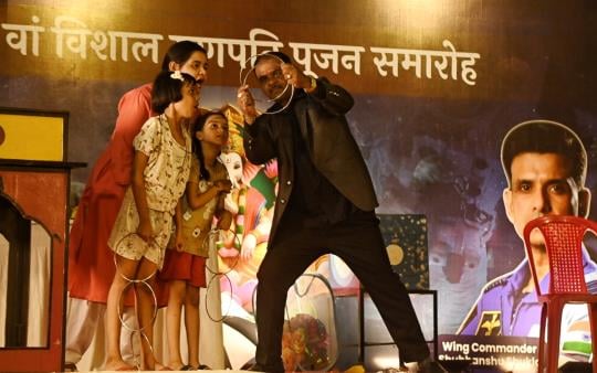 मवैया चौराहे किनारे बने पंडाल में गणेशोत्सव के दूसरे दिन जादूगरों ने शो दिखाकर बच्चों का मनोरंज मवैया चौराहे किनारे बने पंडाल में गणेशोत्सव के दूसरे दिन जादूगरों ने शो दिखाकर बच्चों का मनोरंज