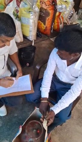 नई सब्जी मंडी में मीट मार्किट के पास जनरल स्टोर में मिले अवैध गैस सिलेंडर। स्रोत : विभाग