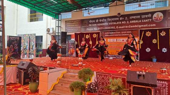 पीएम श्री केंद्रीय विद्यालय में लोक नृत्य प्रस्तुत करते प्रतिभागी। संवाद पीएम श्री केंद्रीय विद्यालय में लोक नृत्य प्रस्तुत करते प्रतिभागी। संवाद