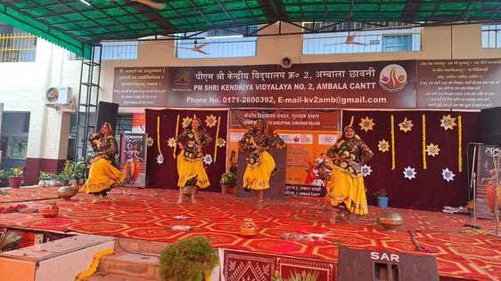 पीएम श्री केंद्रीय विद्यालय में लोक नृत्य प्रस्तुत करते प्रतिभागी। संवाद पीएम श्री केंद्रीय विद्यालय में लोक नृत्य प्रस्तुत करते प्रतिभागी। संवाद