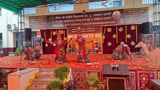 पीएम श्री केंद्रीय विद्यालय में लोक नृत्य प्रस्तुत करते प्रतिभागी। संवाद पीएम श्री केंद्रीय विद्यालय में लोक नृत्य प्रस्तुत करते प्रतिभागी। संवाद