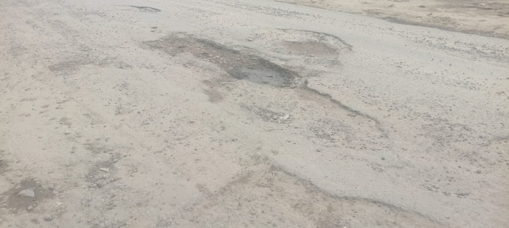 पानीपत जींद मुख्य मार्ग पर पंचायत मंत्री के गांव की सड़क पर बने गहरे गड्ढे। पानीपत जींद मुख्य मार्ग पर पंचायत मंत्री के गांव की सड़क पर बने गहरे गड्ढे।