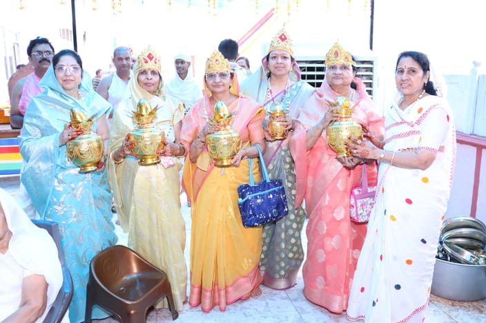 प्राचीन दिगंबर जैन बड़े मंदिर में पूजा अर्चना करते श्रद्धालु स्रोत संवाद