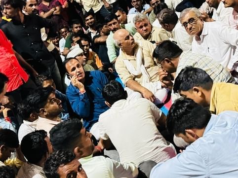 परिजनों का धरना जारी, सांसद ने रात भी धरनास्थल पर ही गुजारी