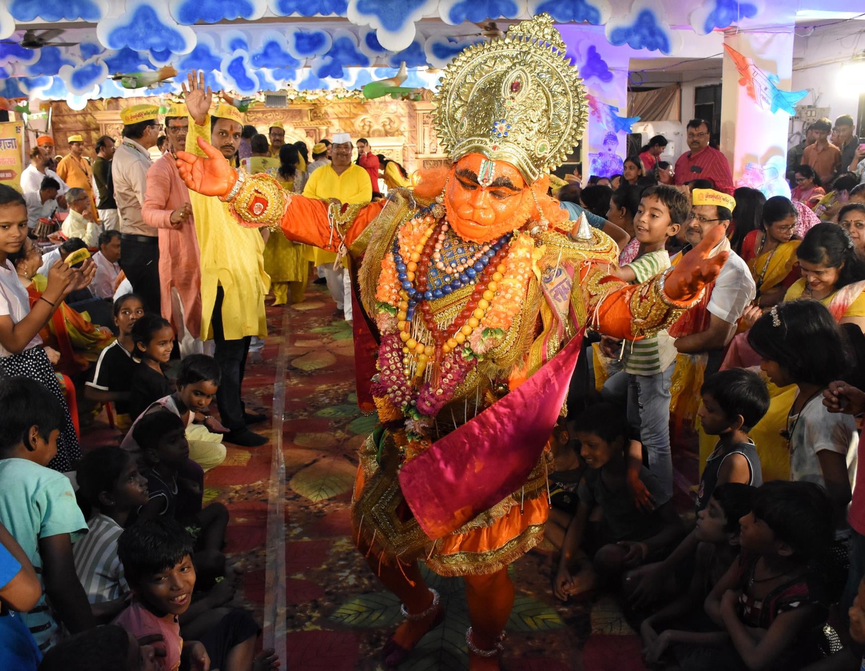  राजा गणेश पूजा सेवा समिति की ओर से अलीगंज सि्थत गुलाब वाटिका अपार्टमेंट में बने पंडाल में 13वे