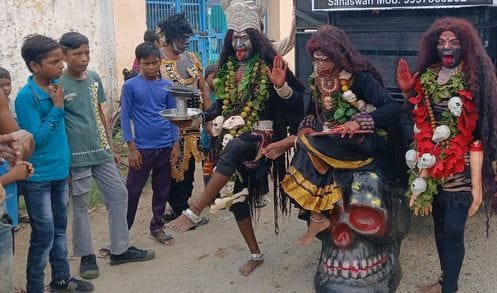 सहसवान की झांकी में शामिल शिव व पार्तती के स्वरूप। संवाद सहसवान की झांकी में शामिल शिव व पार्तती के स्वरूप। संवाद