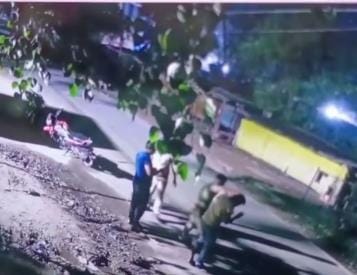 सिपाही द्वारा बाइक सवार की पिटाई के वायरल वीडियो की फुटेज। सिपाही द्वारा बाइक सवार की पिटाई के वायरल वीडियो की फुटेज।