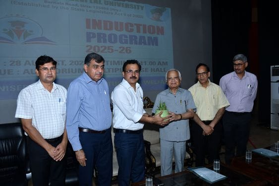सिरसा।चौधरी देवीलाल विश्वविद्यालय में  आयोजित इंडक्शन कार्यक्रम के दौरान मौजूद विद्यार्थी व प्र