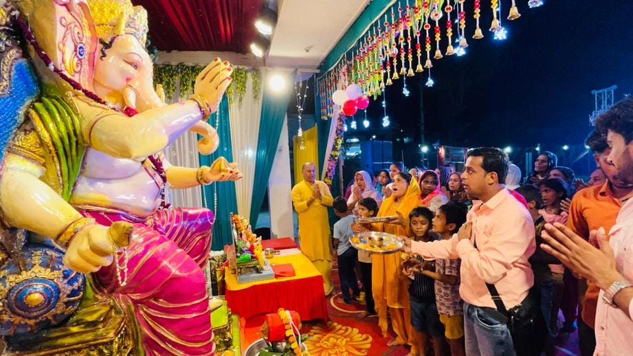 सरधना। तगायन मोहल्ला स्थित प्राचीन श्री शिव मंदिर में भी गणेश महोत्सव श्रद्धा के साथ मनाया गया। सरधना। तगायन मोहल्ला स्थित प्राचीन श्री शिव मंदिर में भी गणेश महोत्सव श्रद्धा के साथ मनाया गया।