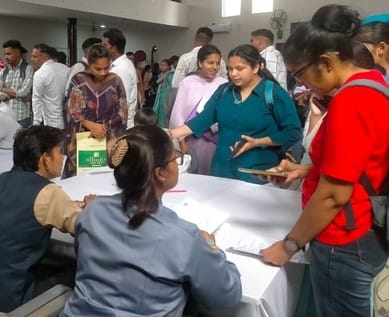 शाहाबाद। आर्य कन्या महाविद्यालय में आयोजित रोजगार मेले में हिस्सा लेते युवा। संवाद